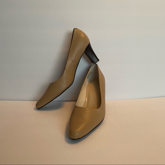 New Jessica London tan heals.  Size 8 1/2M - Picture 3 of 16